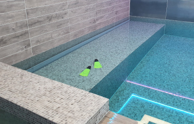 retracted submerged automatic floating pool cover