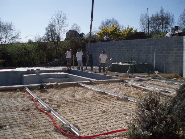 Concreting pool paving slabs