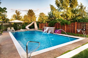 Freeboard vinyl liner pool with fountains and slide